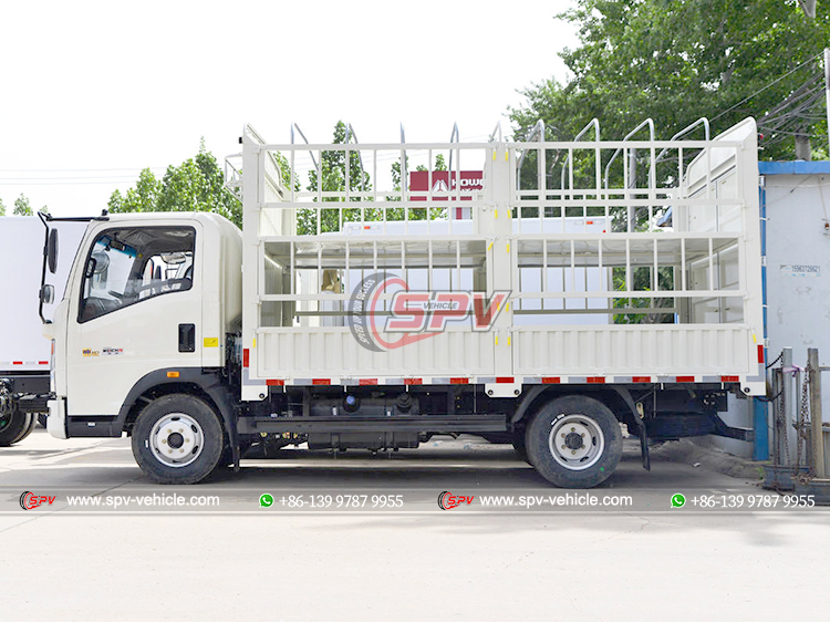 Howo Light Fence Freight Truck - Left Side
